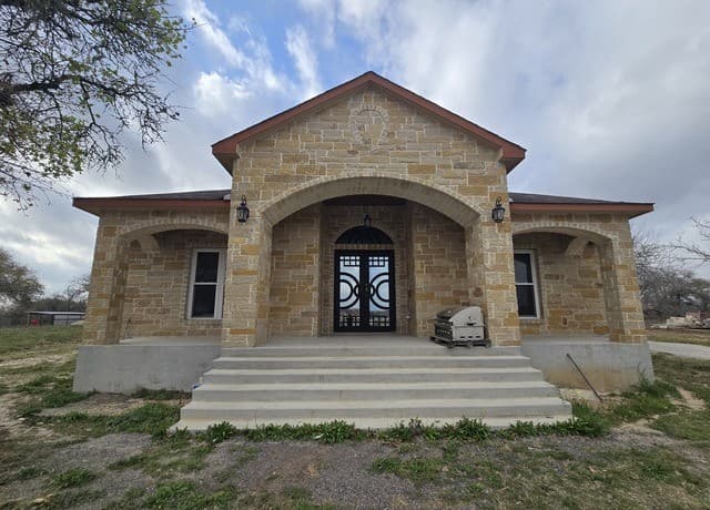 7-bedroom rental at 420 Highlands in Poteet, TX — photo 1