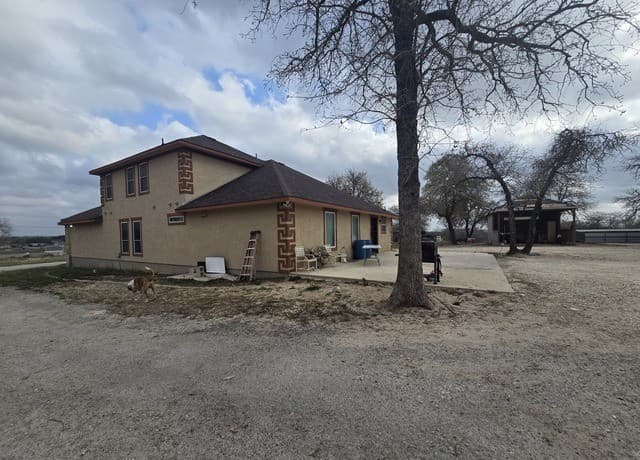 7-bedroom rental at 420 Highlands in Poteet, TX — photo 2