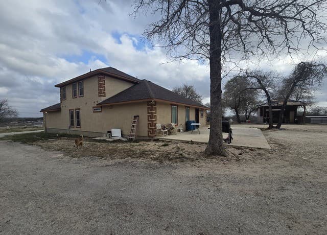 7-bedroom rental at 420 Highlands in Poteet, TX — photo 3