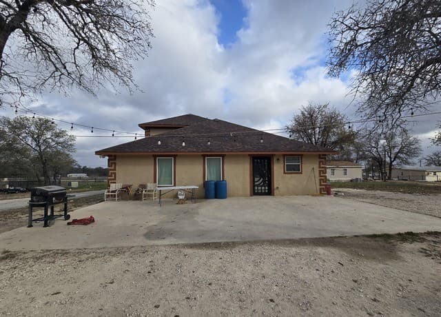 7-bedroom rental at 420 Highlands in Poteet, TX — photo 4