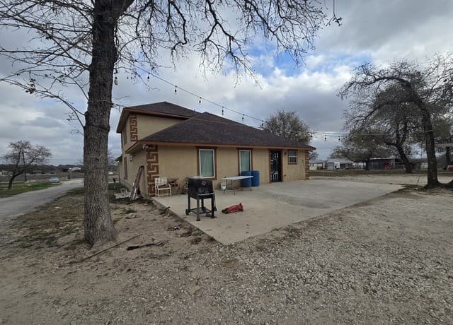 7-bedroom rental at 420 Highlands in Poteet, TX — photo 5