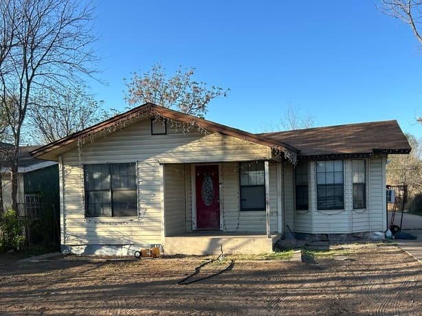 3-bedroom rental at 3719 W Travis St in San Antonio, TX — photo 1