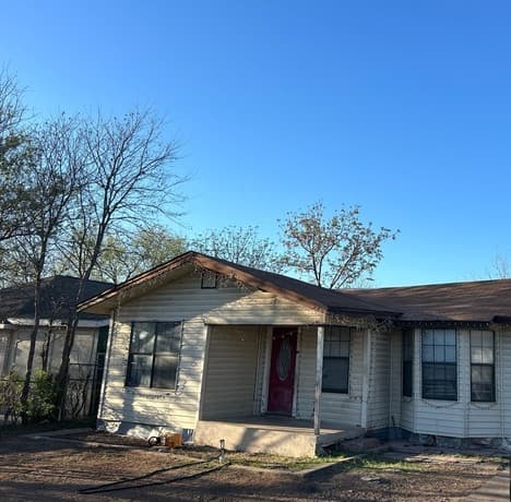 3-bedroom rental at 3719 W Travis St in San Antonio, TX — photo 4