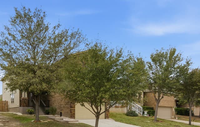 5-bedroom rental at 8119 Monte Seco in San Antonio, TX — photo 3