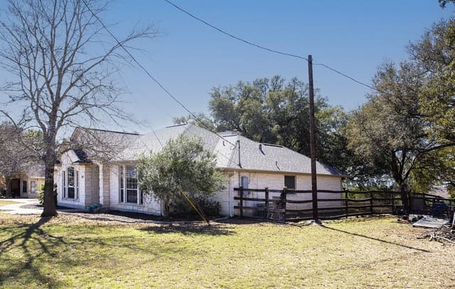 3-bedroom rental at 157 Park Rd in Bandera, TX — photo 3