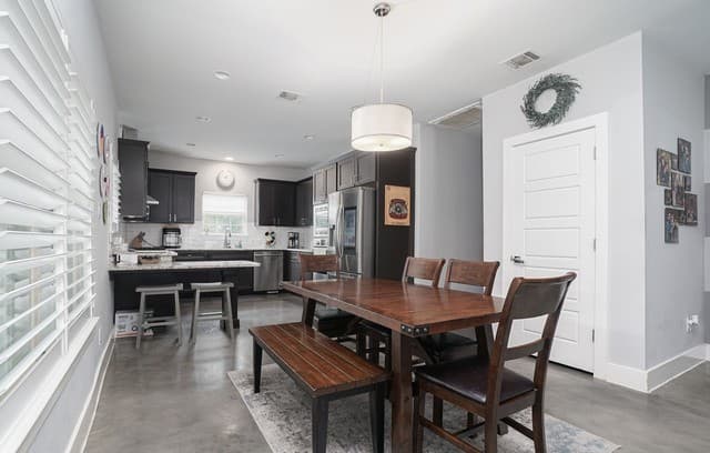 4-bedroom rental at 612 Leigh in San Antonio, TX — photo 5