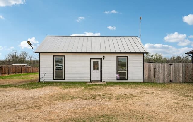 2-bedroom rental at 325 Las Palomas in Lytle, TX — photo 2