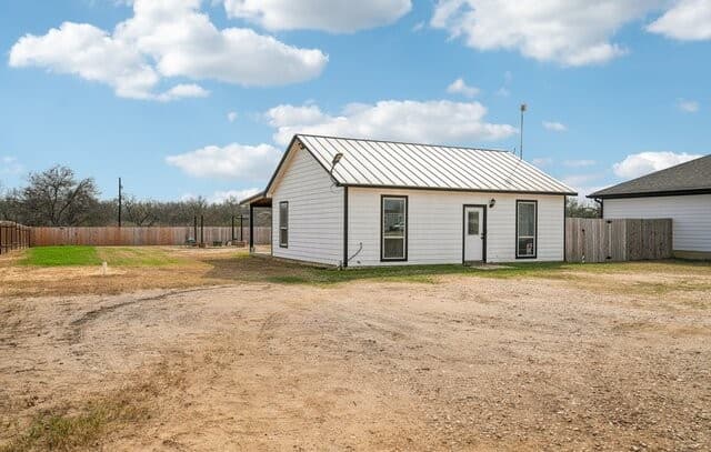 2-bedroom rental at 325 Las Palomas in Lytle, TX — photo 3