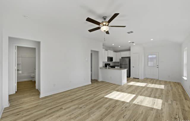 3-bedroom rental at 14906 Telfaire Meadow in Von Ormy, TX — photo 5