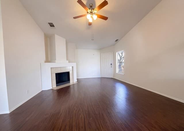 3-bedroom rental at 15009 Winter View in San Antonio, TX — photo 3