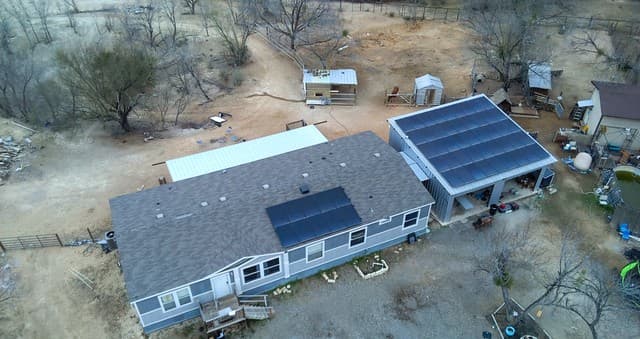 5-bedroom rental at 114 4th in Natalia, TX — photo 2