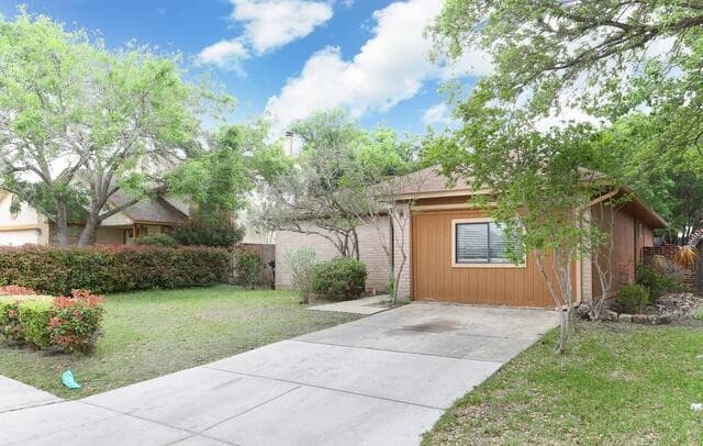 3-bedroom rental at 6334 Candleview in San Antonio, TX — photo 1