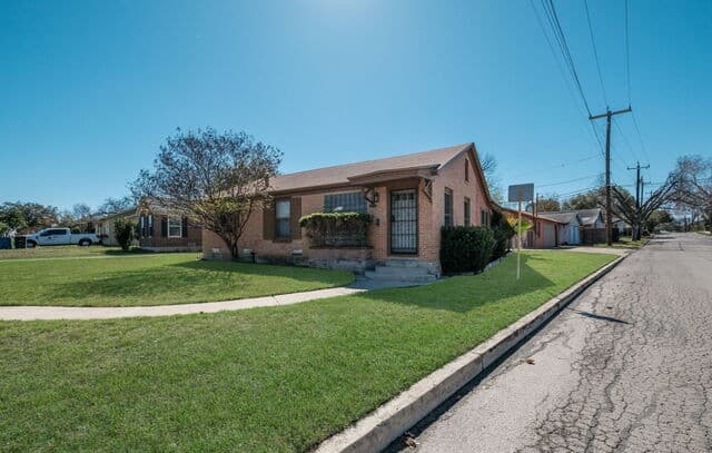 3-bedroom rental at 1902 Schley Ave in San Antonio, TX — photo 3