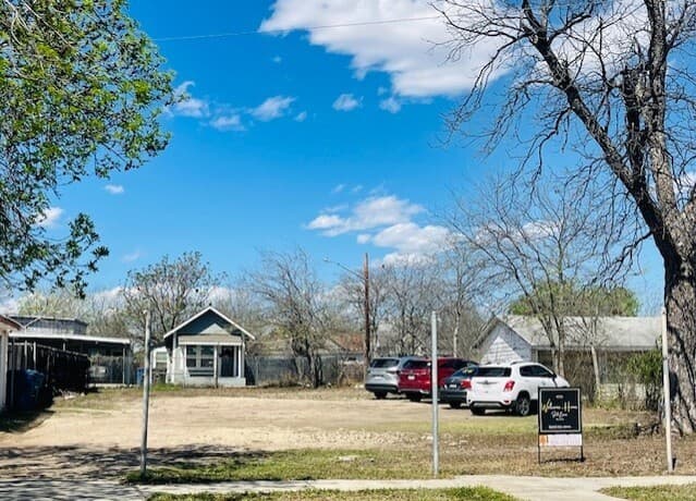 rental at 615 Indiana in San Antonio, TX — photo 1