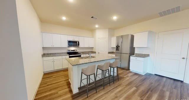 5-bedroom rental at 7702 Fox Crossing in San Antonio, TX — photo 2
