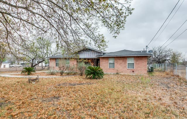 4-bedroom rental at 1551 W Villaret in San Antonio, TX — photo 2