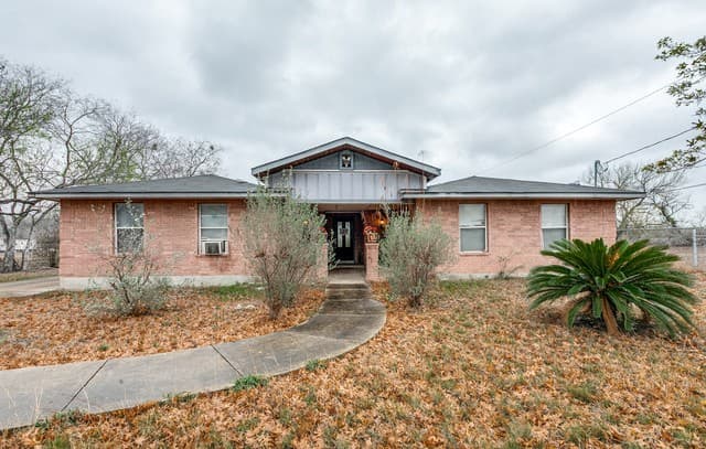 4-bedroom rental at 1551 W Villaret in San Antonio, TX — photo 3