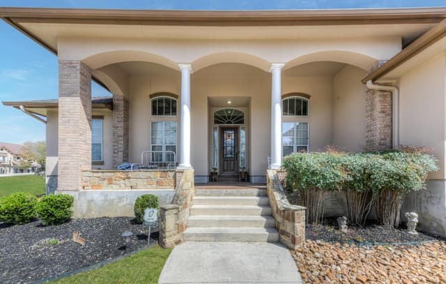 4-bedroom rental at 115 Treeline in Spring Branch, TX — photo 3