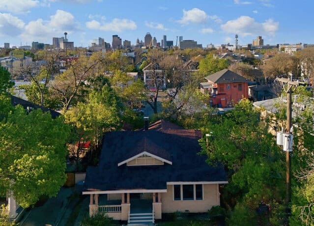 2-bedroom rental at 140 E French Pl in San Antonio, TX — photo 2