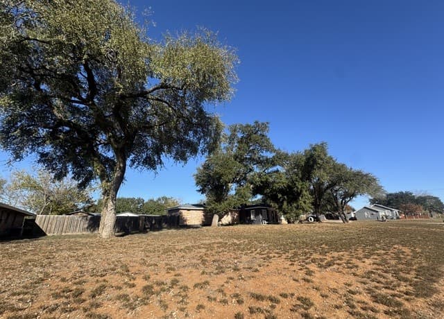4-bedroom rental at 1117 E Brazos in Pearsall, TX — photo 4
