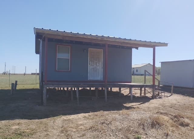 1-bedroom rental at 2074 County Road 306 in Floresville, TX — photo 2