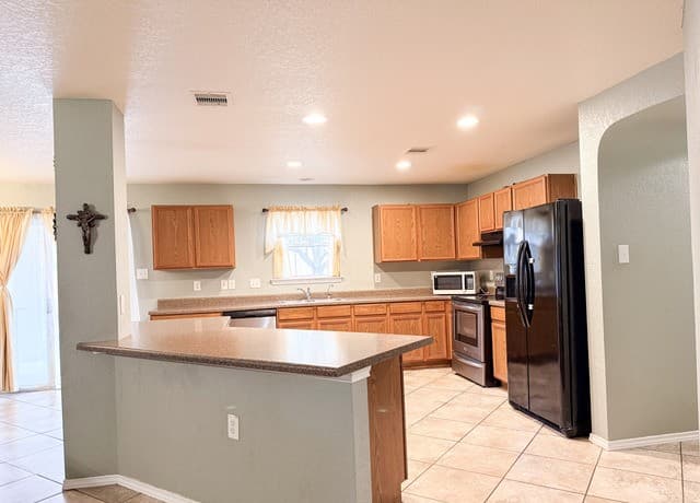 4-bedroom rental at 718 Barrow Peak in San Antonio, TX — photo 1