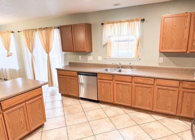 4-bedroom rental at 718 Barrow Peak in San Antonio, TX — photo 3