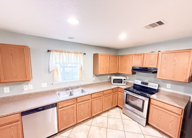 4-bedroom rental at 718 Barrow Peak in San Antonio, TX — photo 4