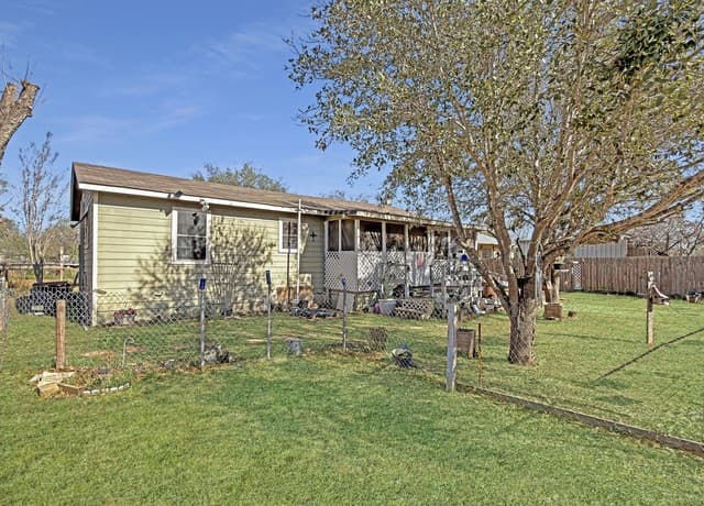 3-bedroom rental at 213 E 4th in Elmendorf, TX — photo 3