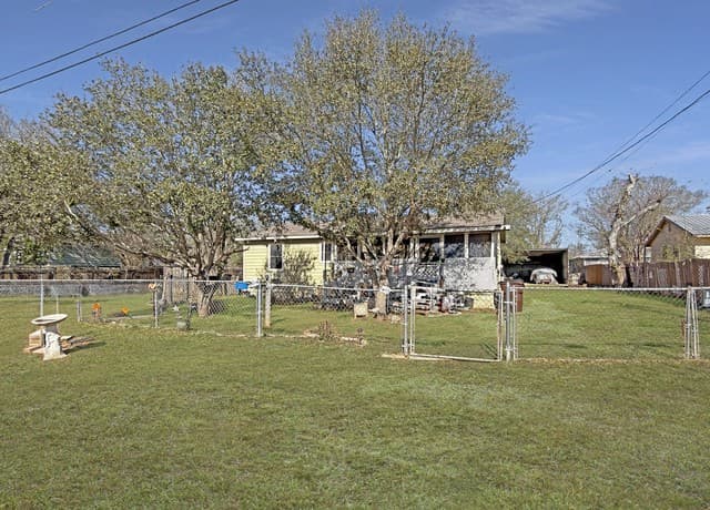 3-bedroom rental at 213 E 4th in Elmendorf, TX — photo 5