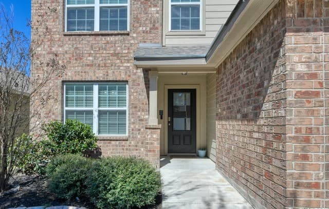 5-bedroom rental at 9019 Mustang Pass in San Antonio, TX — photo 2