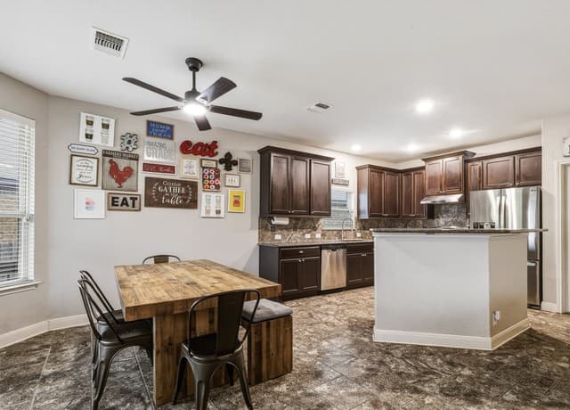 5-bedroom rental at 27015 N Oleander Chase in Boerne, TX — photo 4
