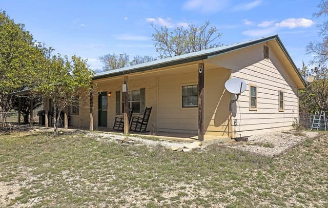 3-bedroom rental at 146 Exotic in Bandera, TX — photo 4