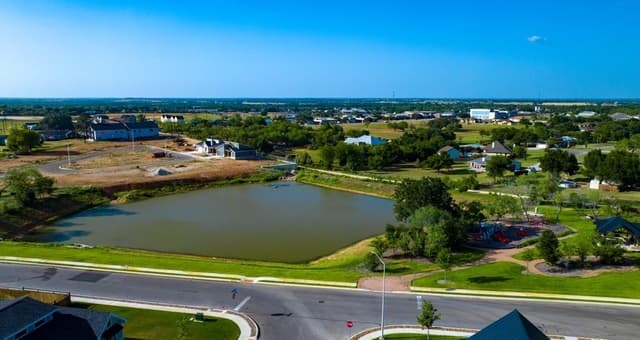 rental at 125 Ash Parkway in La Vernia, TX — photo 4
