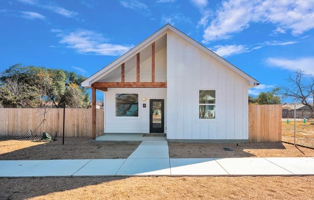 3-bedroom rental at 1535 Lennon St. #3 in San Antonio, TX — photo 1