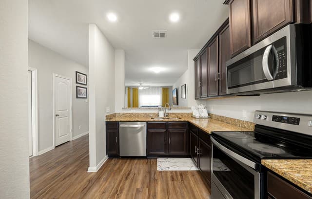 5-bedroom rental at 11815 Wolf Cyn in San Antonio, TX — photo 4