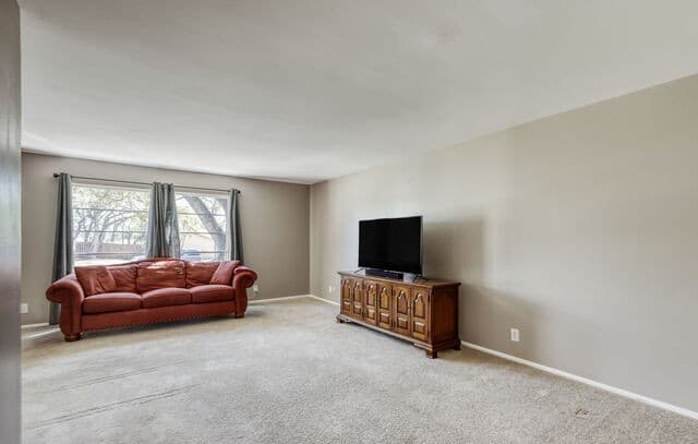6-bedroom rental at 1007 Mount Rainier in San Antonio, TX — photo 4