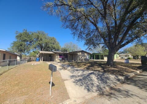 3-bedroom rental at 5611 Horizon in San Antonio, TX — photo 2