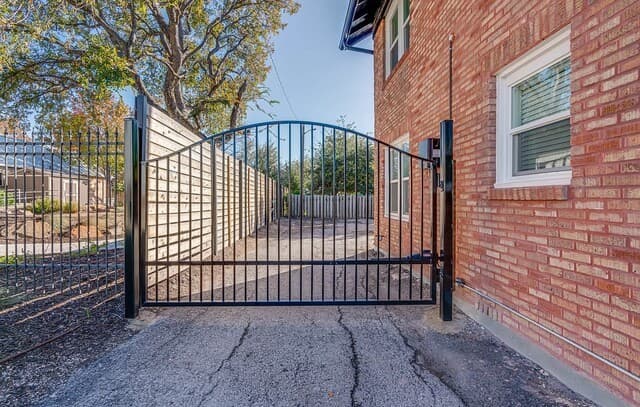 rental at 316 W Cypress St in San Antonio, TX — photo 4