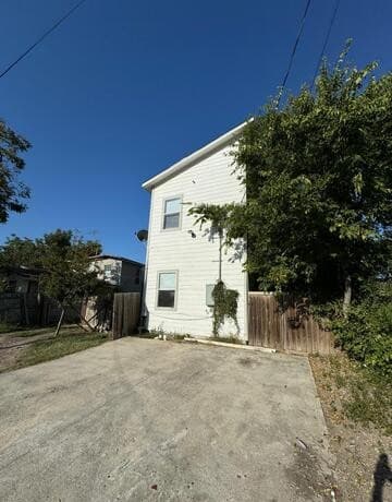 4-bedroom rental at 645 N San Felipe Ave in San Antonio, TX — photo 1