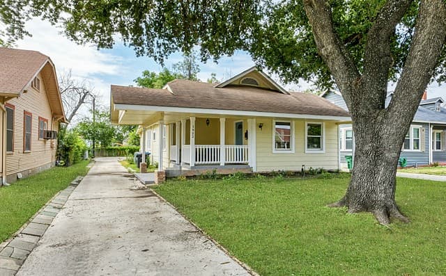 3-bedroom rental at 1932 W Huisache in San Antonio, TX — photo 1