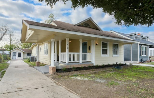 3-bedroom rental at 1932 W Huisache in San Antonio, TX — photo 3
