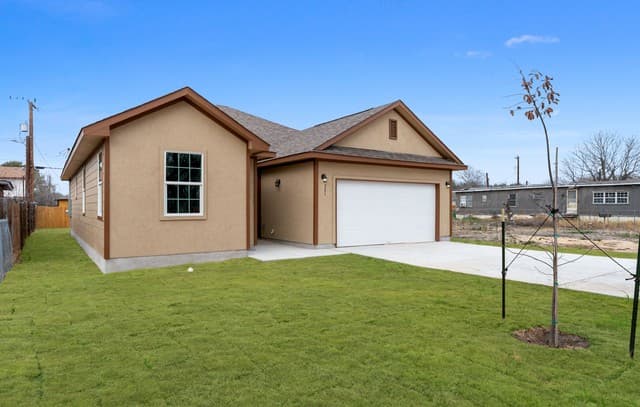 3-bedroom rental at 221 Sligo in San Antonio, TX — photo 2