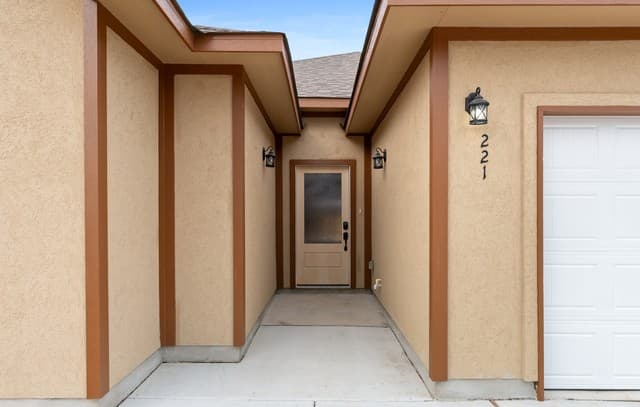 3-bedroom rental at 221 Sligo in San Antonio, TX — photo 4