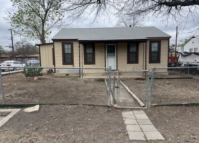 2-bedroom rental at 1539 W Mariposa in San Antonio, TX — photo 1
