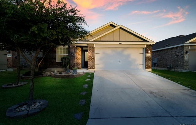 3-bedroom rental at 8406 Lamus Wheel in San Antonio, TX — photo 2