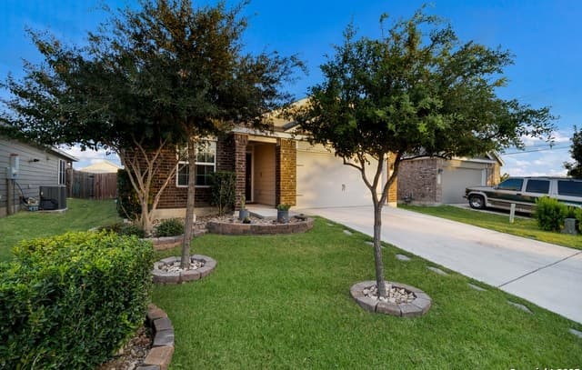 3-bedroom rental at 8406 Lamus Wheel in San Antonio, TX — photo 3