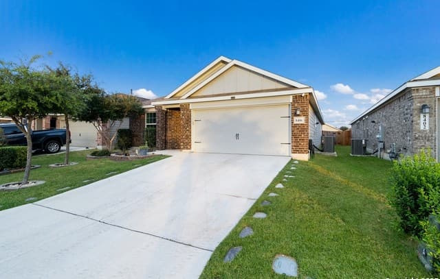 3-bedroom rental at 8406 Lamus Wheel in San Antonio, TX — photo 4