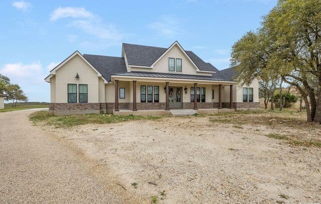 5-bedroom rental at 1062 Lariat in Bandera, TX — photo 1