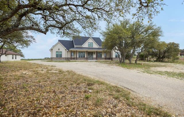 5-bedroom rental at 1062 Lariat in Bandera, TX — photo 2